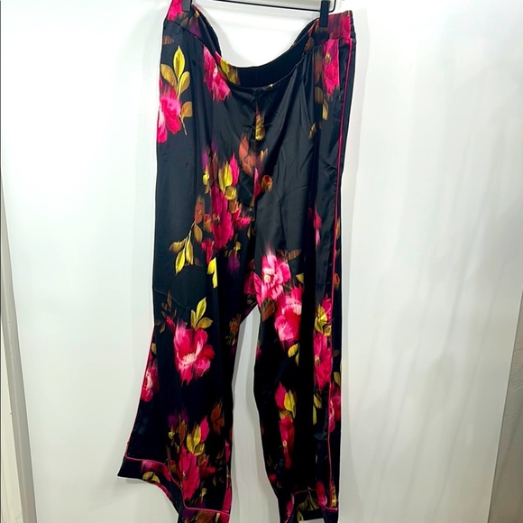 Torrid Wide Leg Streaky Satin high-rise pant black floral size 3 R. NWT. - Picture 1 of 8